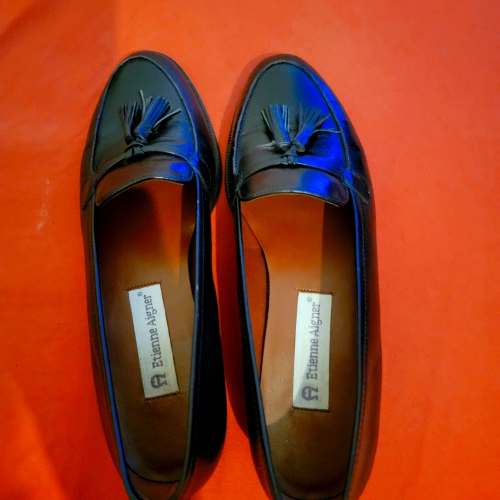 EITENNE AIGNER LEATHER FLATS size 8